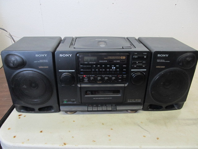 lot 100 image: Vintage Sony CFD-510 Boombox