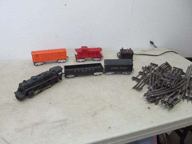 lot 103 image: Vintage LIONEL Train Set wTrack