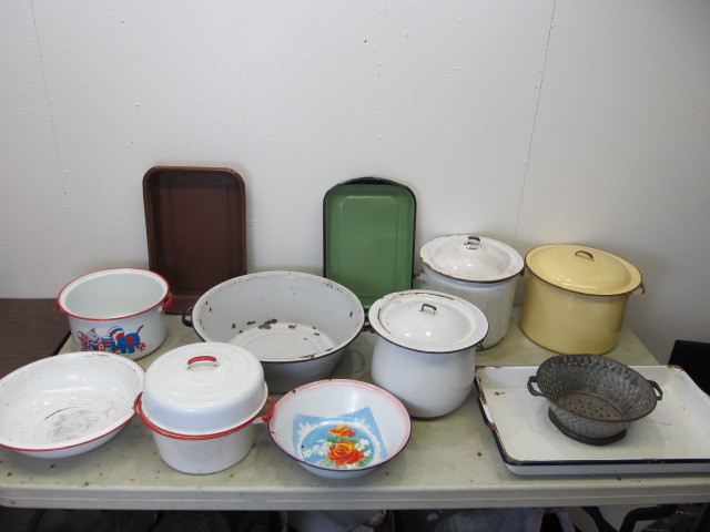 lot 105 image: Large Lot of Vintage Enamelware