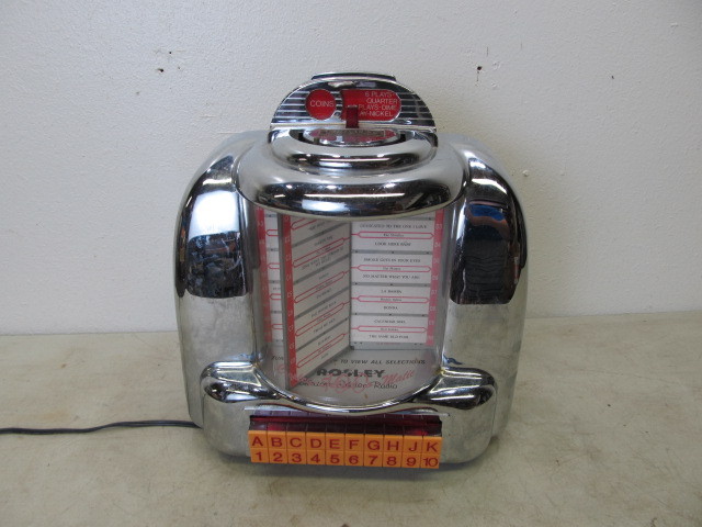 lot 109 image: Working CROSLEY Collector Jukebox Radio