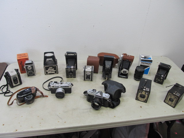 lot 113 image: GREAT Lot of Vintage & Antique Cameras