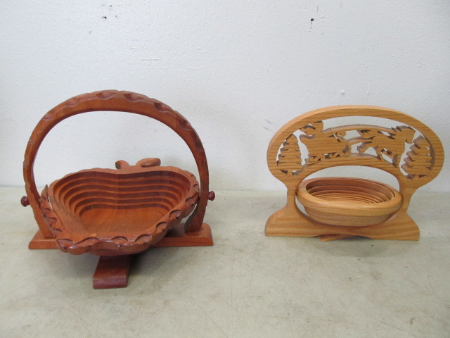 lot 114 image: 2 Amish Wooden Folding Baskets
