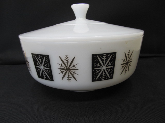 lot 134 image: Vintage 3.5qt FIRE KING Covered Casserole Dish