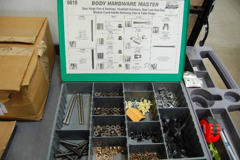 Large Metal Drawer - Thread Cutting Nuts, Push-On Retainers & Pushnut Bolt Retainers - 2300 pieces