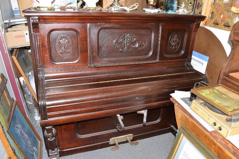 Antique pump organ