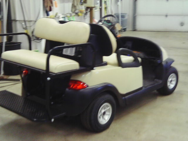 lot 8 image: 2005 Club Car  Rear Seat