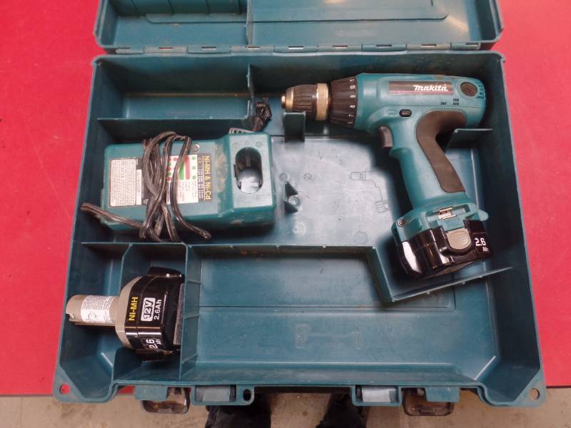 lot 208 image: MAKITA DRILL SET WITH CASE