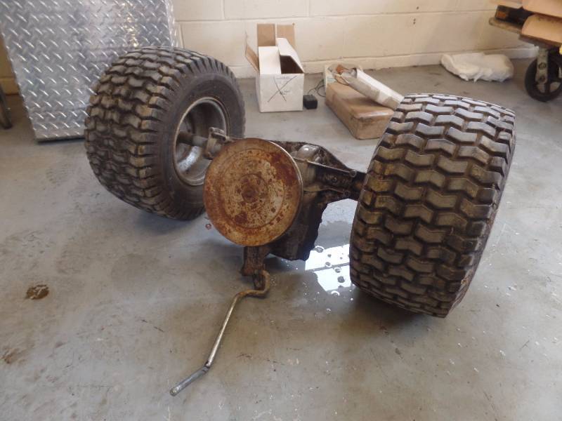 lot 220 image: RIDING LAWNMOWER TRANSMISSION
