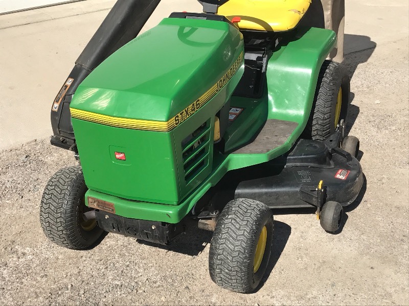 lot 5 image: John Deere STX46 Lawn Tractor