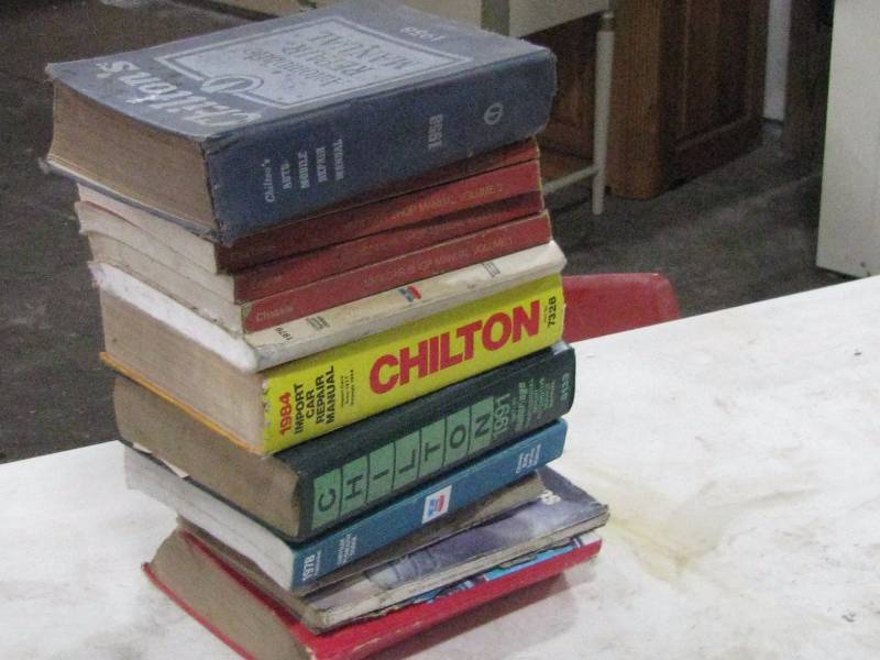 lot 32 image: Various Chilton & Shop Manuals