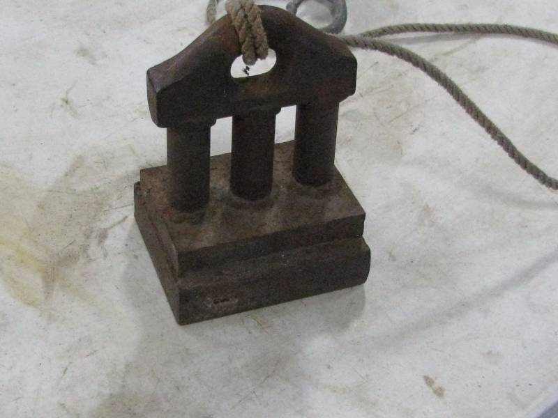 lot 49 image: Horse Tie-Down Weight