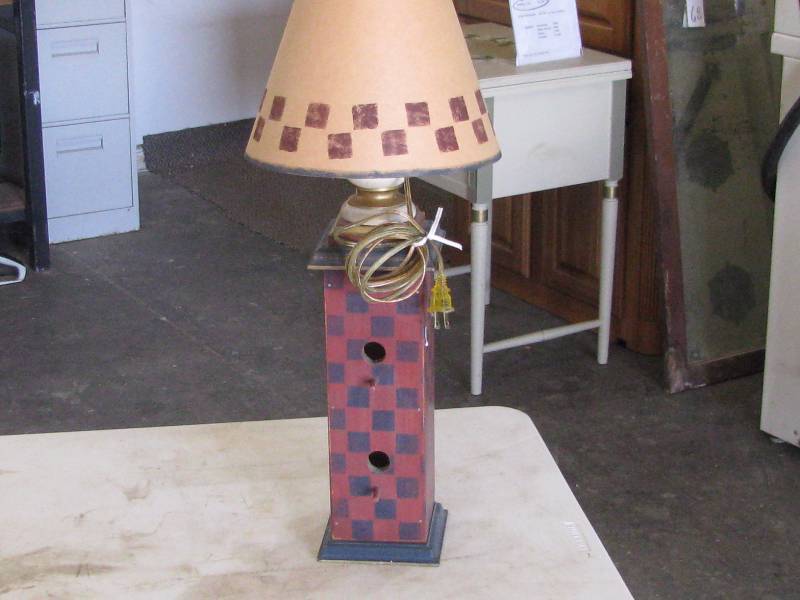 lot 71 image: Bird House Lamp
