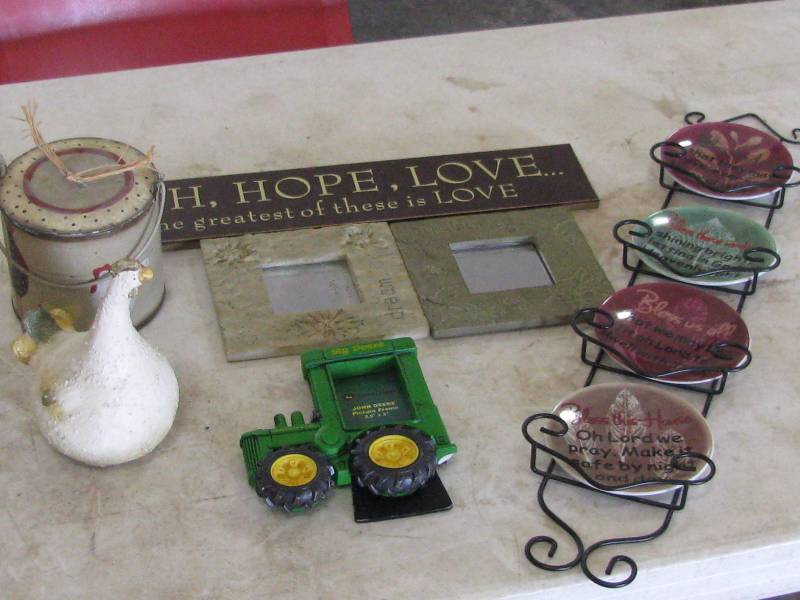 lot 72 image: Misc Decor