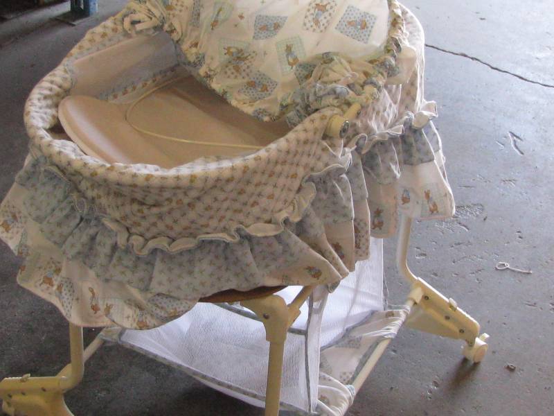 lot 101 image: Baby Bassinet