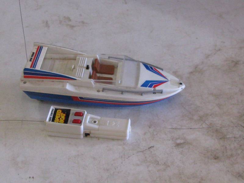 lot 107 image: Remote Speed Boat