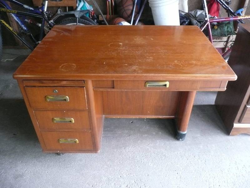 lot 1 image: Antique 4 drawer Maple Desk With Built In Pencil Holder And It even Has The Keys - Very Unique - See Pictures - Very Well Made Nice Piece