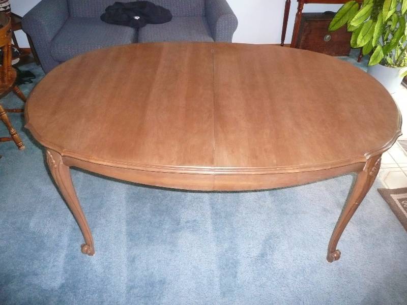 lot 4 image: Vintage Oval Dinning Room Table With 3 Leafs & Table Pads - Nice Condition