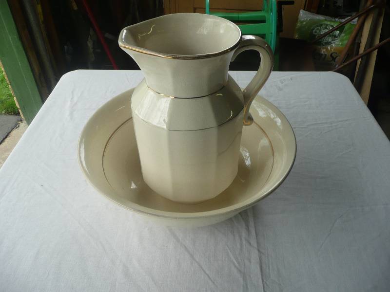 lot 11 image: Villeroy & Boch-Bonn Stamp BC63 - 1 Gallon Pitcher & Wash Basin, Off White With Gold Pinstripe Trim - Nice Piece - See Pictures