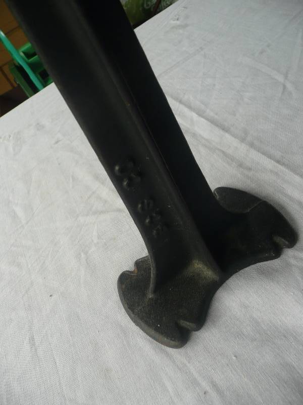 lot 24 image: Antique Black Cast Iron COBBLERS SHOE MOLDS - 1 STAND - Nice Condition See Pictures