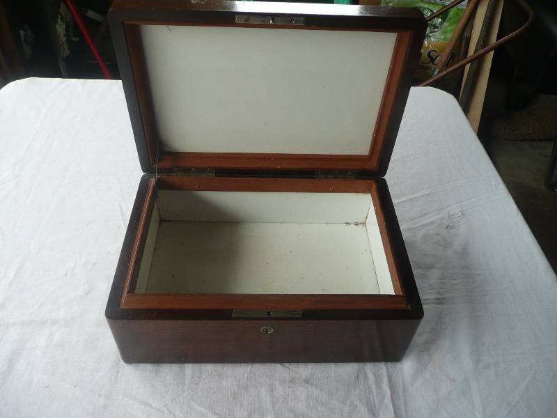 lot 33 image: Vintage Desktop Solid Wood Cigar Humidor - Solid Piece - See Pictures