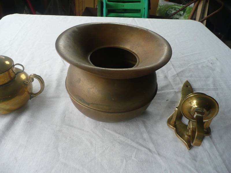 lot 36 image: Vintage Brass Spittoon, Candleholder & Tea Pot - See Pictures