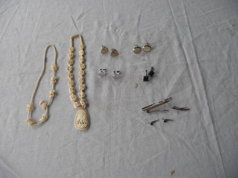 lot 41 image: Vintage 4 Cuff Links, Imitation Black Onyx, Pearl, Gold, Diamond WTie & Collar Clips, 2 Imitation Ivory Elephant Necklaces - See Pictures