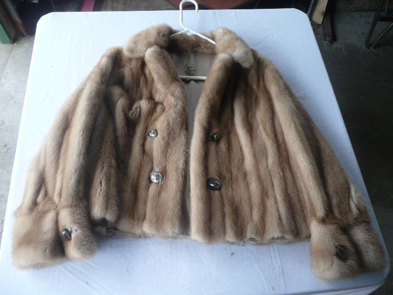 lot 42 image: Vintage Short Mid-waist Fur Coat - No Label - Like New Medium Sized - See Pictures