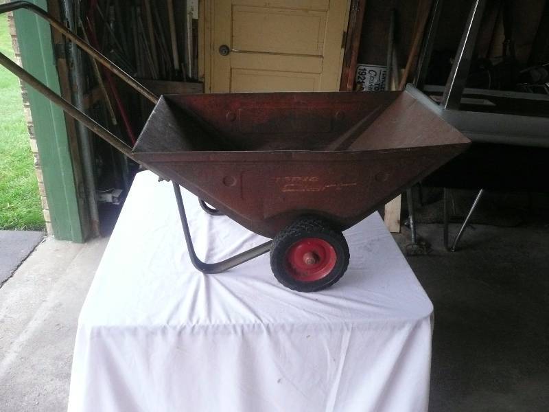 lot 59 image: Radio Flyer YardWheelbarrow Cart