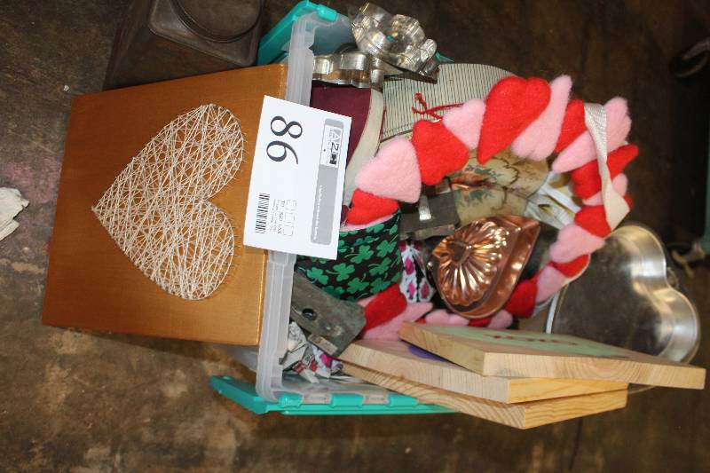 lot 86 image: Decorations