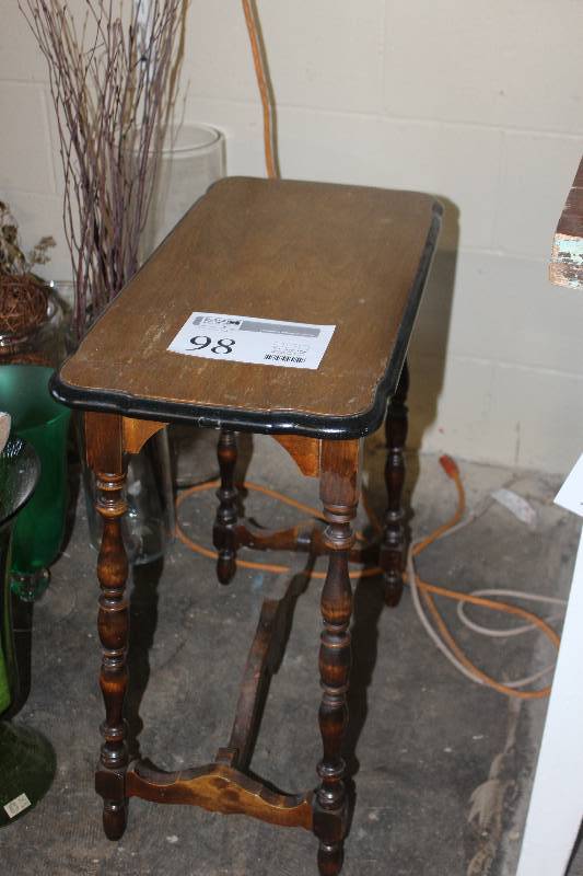 lot 98 image: Sofa Table