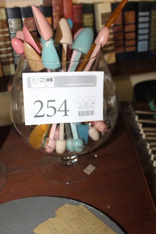lot 254 image: Shoe Inserts, Vase