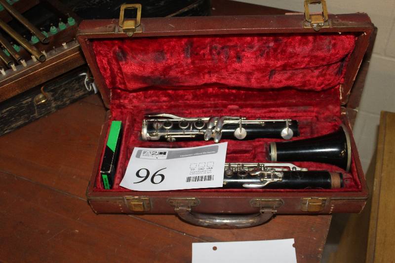 lot 96 image: Pedler Clarinet w Case