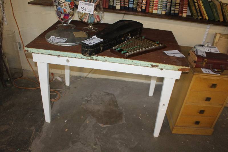 lot 93 image: Table