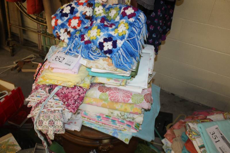 lot 352 image: Bedding