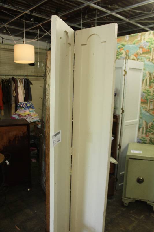 lot 82 image: Wall Divider, Ice Bag, Cups, Serving Tray