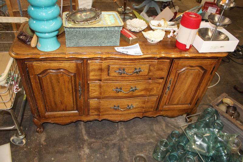 lot 77 image: 2-Door 3-Drawer Cabinet
