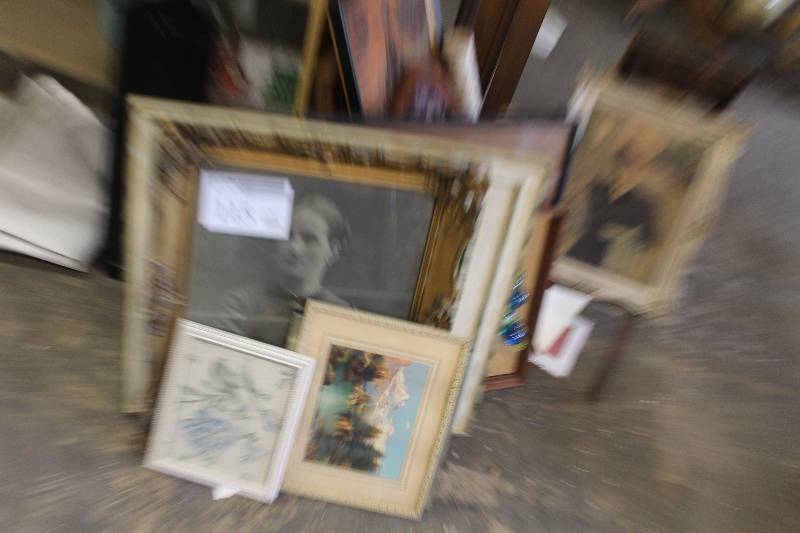 lot 115 image: Picture Frames Various Sizes