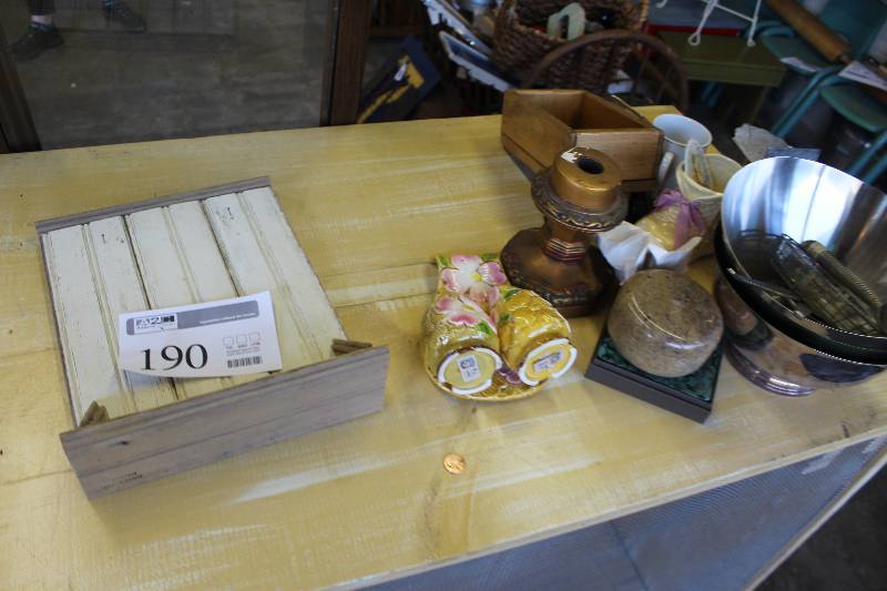lot 190 image: Table Decorations, Kitchenware
