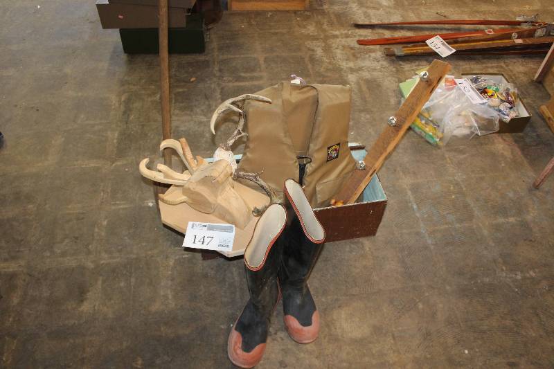 lot 147 image: Hunting Gear, Decorations