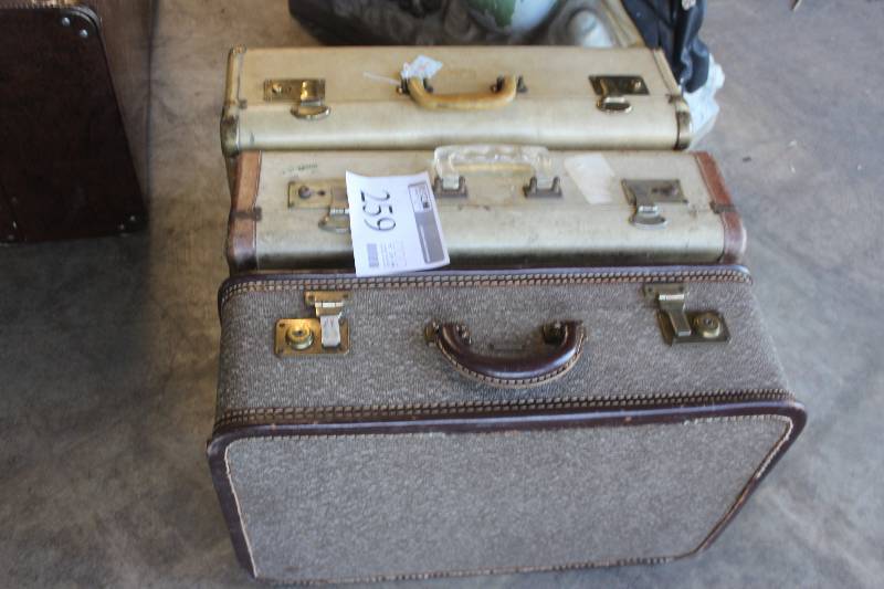 lot 259 image: Lot of (3) Suitcases