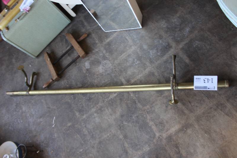 lot 143 image: Vintage brass pew rail.