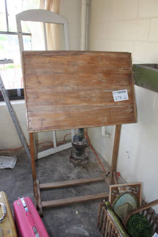 lot 178 image: 2-Sided Easel