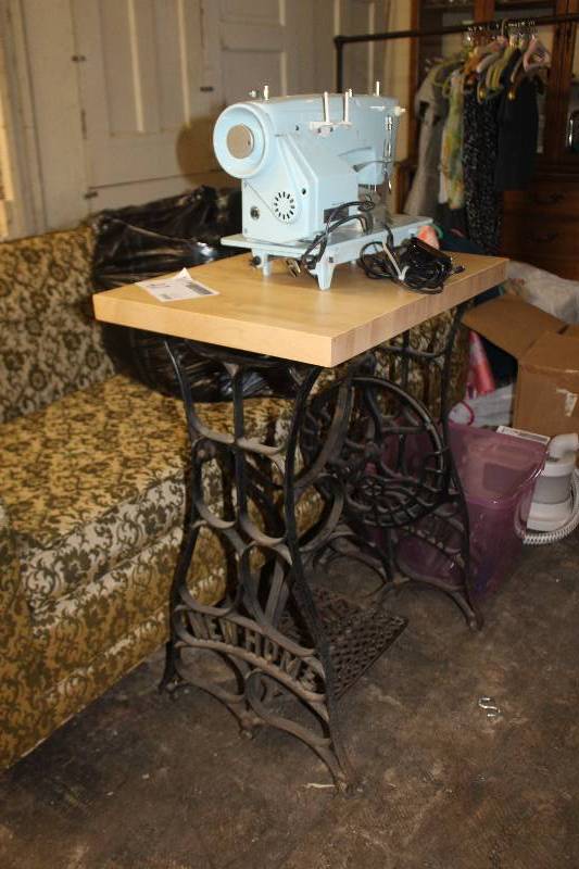 lot 41 image: Dial Sew 752 Mark II Sewing Machine Table