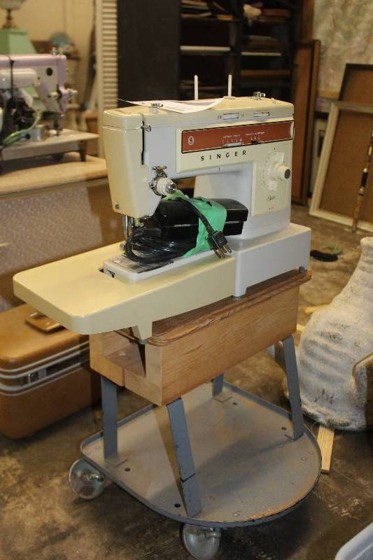 lot 60 image: Singer Stylist 543 Sewing Machine Table