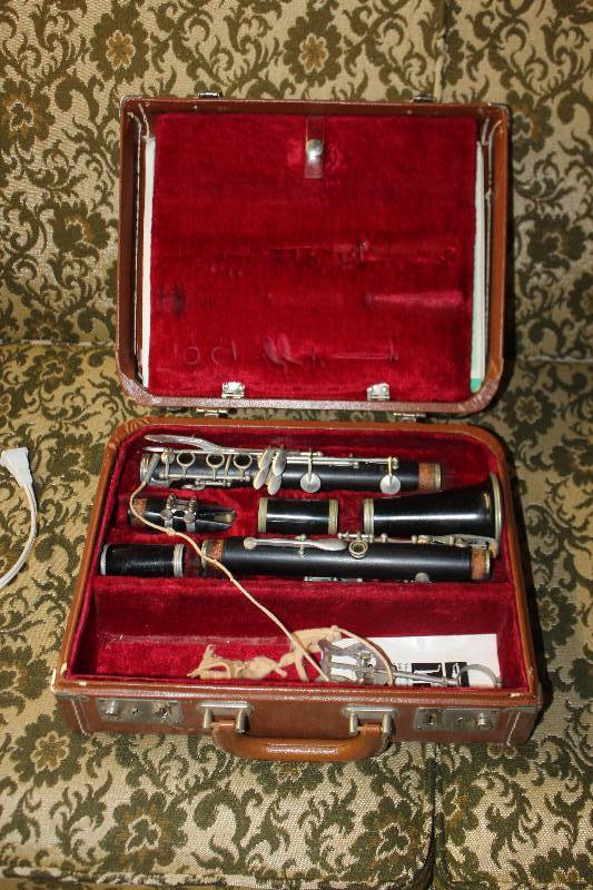 lot 212 image: Selmer Clarinet w Case, Lessons