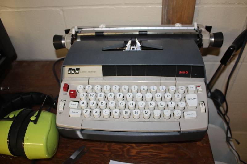 lot 26 image: Vintage Smith Corona Typewriter