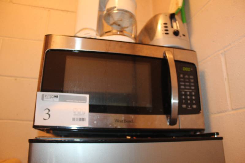 lot 3 image: West Bend Microwave