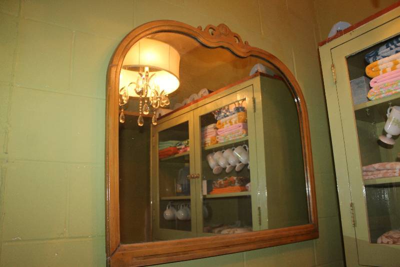 lot 224 image: Decorative Wall Mirror