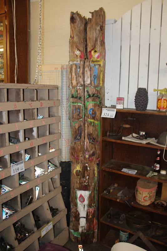 lot 324 image: Totem