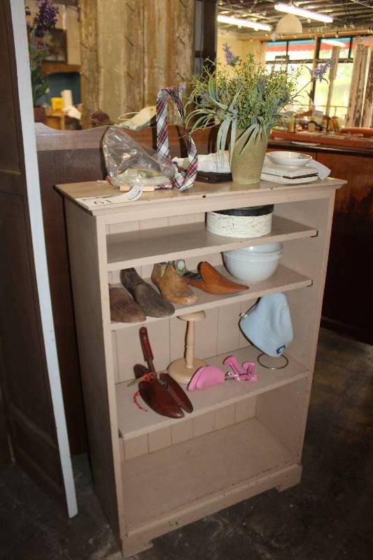 lot 61 image: 4-Shelf Wood Book Case